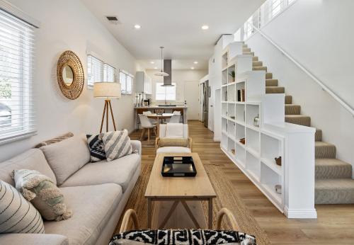 Venice House | Exclusive 2BD 3BA with Balcony