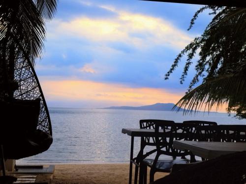 Sawang Villa | Exclusive Beachfront House with Pool Batangas 16pax