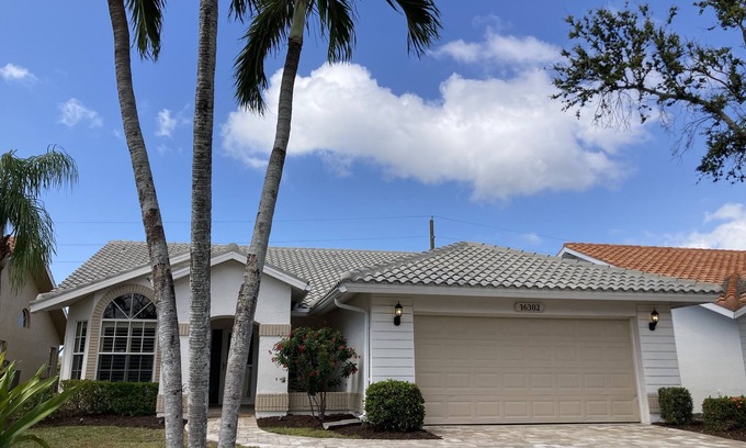 Iona House | Exclusive Fort Meyers home in gated golf community close to beaches!