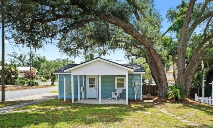 Panama City Cottage | Experience the local vibe of Panama City Beach ⛱️ in Historic St Andrew's Bay.