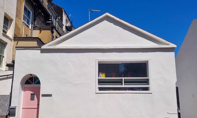 Hove Cottage | Exquisite Hove Seaside Family Accommodation