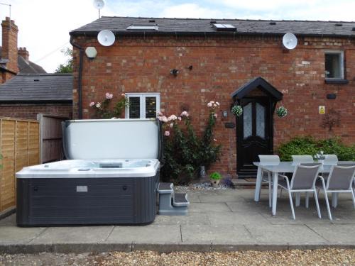 Saintbury House | Falstaff Cottage, NEW HOT TUB, Sleeps up to 5, Stratford upon Avon