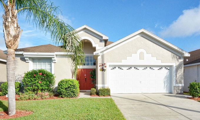 Windsor Palms House | Family friendly, 10 mins to Disney, WIFI, Resort style amenities, Backyard pool