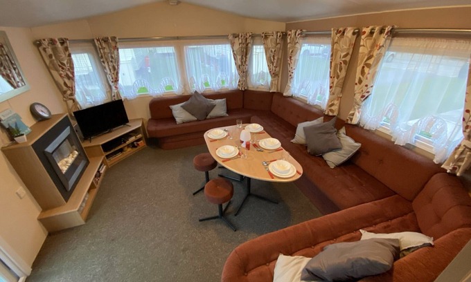 Clacton-on-Sea House | Family-friendly Caravans With On-site Pool and Entertainment