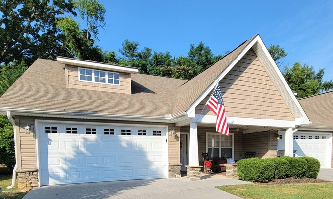 Pigeon Forge Cottage | Family friendly cottage 5 minutes from the Parkway!