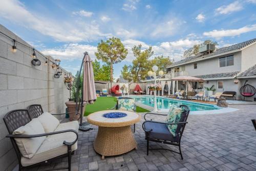 Provinces Master Community House | Family Fun House with FREE Heated Pool & Hot Tub & Game Room & Mini Golf in Chandler