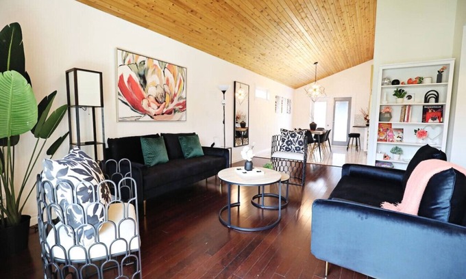 West Edmonton House | Family & Pet Friendly | A/C | Disney+ | Near WEM