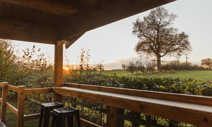 Arnold Cabin | Favourite Lodge with Hot Tub at Kingfisher Lakes | Panoramic Views | Sunny Deck!