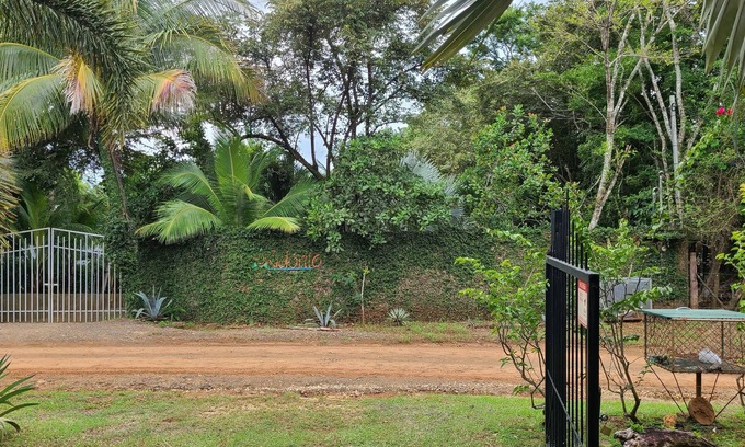 Junquillal House | Featuring a private pool and garden views, Casa Mango is located in Playa Junquillal. This vacation home provides a garden. The vacation home is fitted with 1 bedroom and a fully equipped kitchen with a fridge and an oven. Towels and bed linen are off.