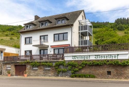 Burg Apartment | Ferienwohnung Moselgold