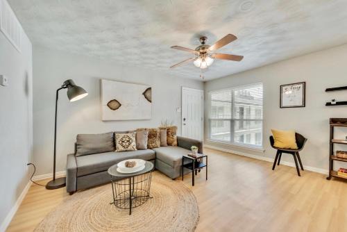 Old East Dallas Apartment | FIFA Ready The Dallas Vibe and Free Arboretum Tickets
