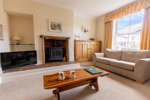Penrhyn Bay House | FIR TREE COTTAGE - Cosy 3 Bed Cottage in Penrhyn Bay with Beautiful Sea Views and Access to Snowdonia