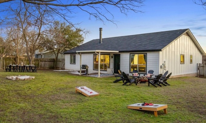 Quail Hollow House | Fire Pit Yard Games + Grill | Stylish 3BR Near Q2