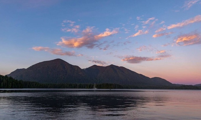 Tofino House | First Light - Vintage waterfront with hot tub, sauna + EV charger