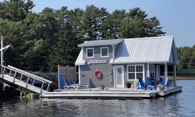Pleasantville Boat Rental | Floating Cottage on The LaHave River close to beaches, golf, on Lighthouse Route