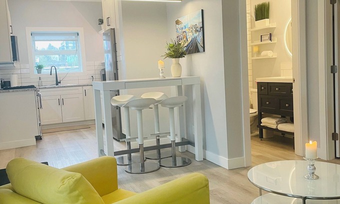 Lower Lonsdale Boat Rental | Floating retreat - unique & modern! Mins from the seabus & downtown Vancouver!