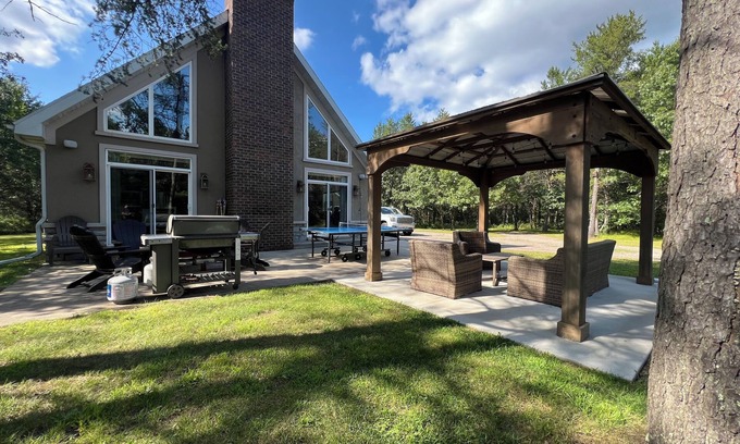 Necedah House | Forest Haven Cabin – 5 Acres Near Lakes, Fire Pit, Ping Pong Table & Outdoor Fun