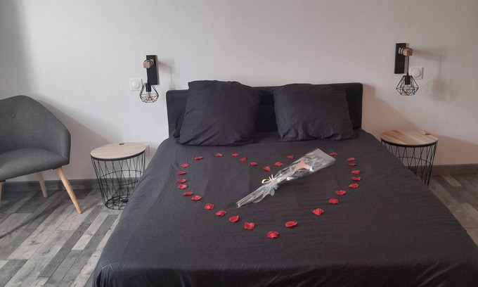 Saint-Christophe-en-Brionnais Apartment | Nuit Romantique