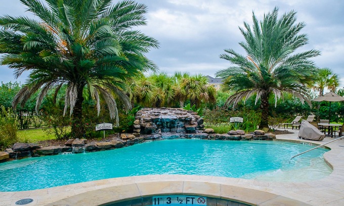 Webster Apartment | Free Breakfast + Outdoor Pool + Fitness Center Access | Close to NASA