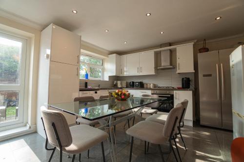 Reading House | Free Parking 6 Beds Fully Equipped Home Favourite by Contractors & Groups