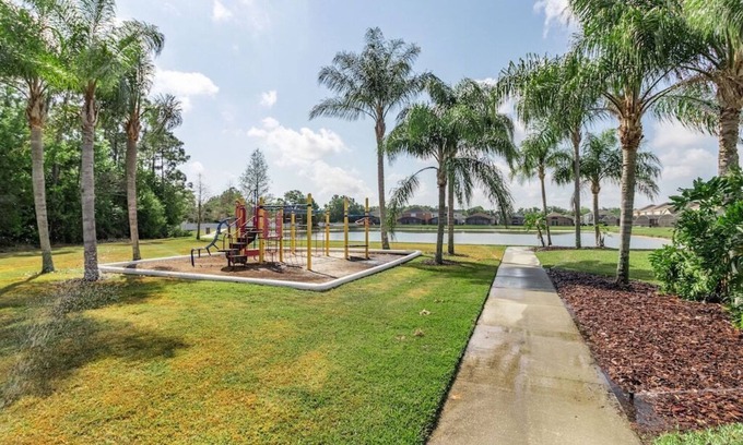 Seasons House | FREE POOL HEAT Spacious 4 BR Pool Home