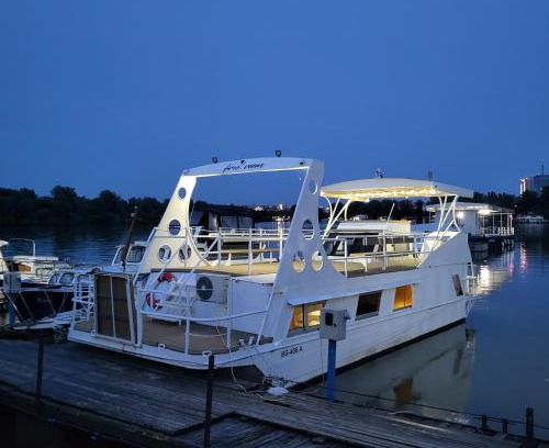 Belgrade Boat Rental | Free Room Boat Apartment