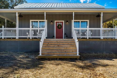 Fredericksburg House | French Kiss Cottage, Hot Tub, Pet Friendly!