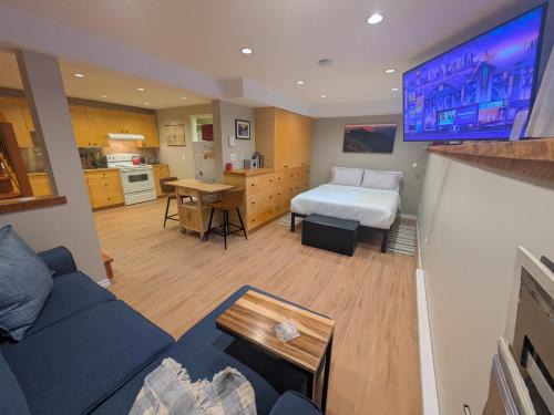 Rossland Apartment | Fresh Studio Apartment in Central Rossland