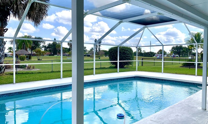 Biggar House | Full Home w Pool. Country Club. Golf. Close to Beaches. 5 Stars. Low Rate Sale.