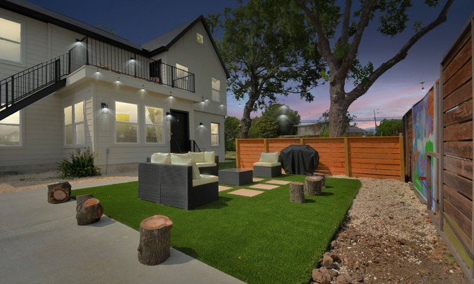 South Central Houston House | Fully Gated w/Parking, Perfect for large groups