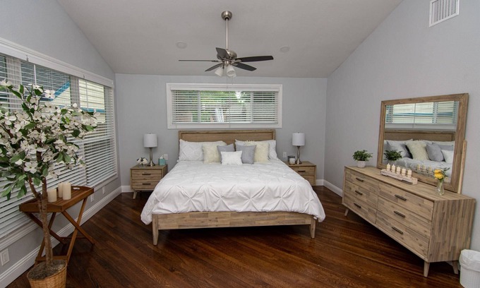 Arlington Heights House | Fully Remodeled Home near Dickie's Arena, Will Rogers and Downtown | Great for Families & Friends
