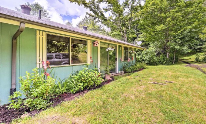 Frank House | Furnished Deck and Home Gym Bakersville Retreat!
