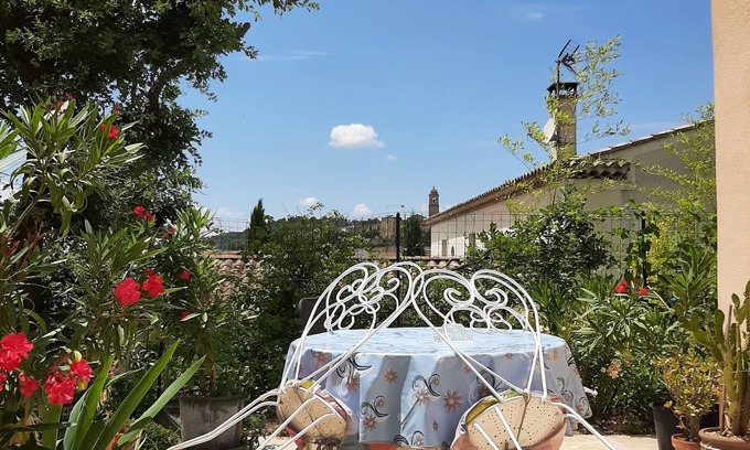 Mormoiron Apartment | Gîte sous le Chêne Vert/Ideal for cyclists and hikers/Free private parking