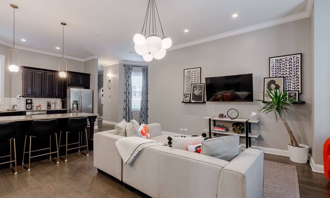 Tri-Taylor Condo | GARAGE PARKING! Stay in, Walk to Great Local Spots, Grab the CTA, or Hop on I-290 - the Perfect Location for All Your Adventures by AllSet Turnover