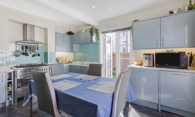 St Albans House | Georgian 4 bed historic house,100m City Centre w/garden & free private parking