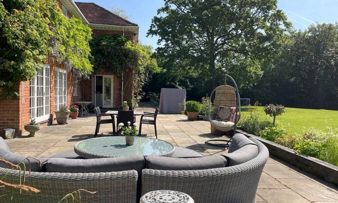 Tadley House | Georgian style country house in village