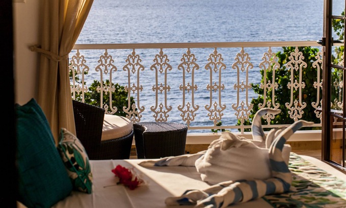 Glacis House | Glacis: Beach-front self-catering Villa