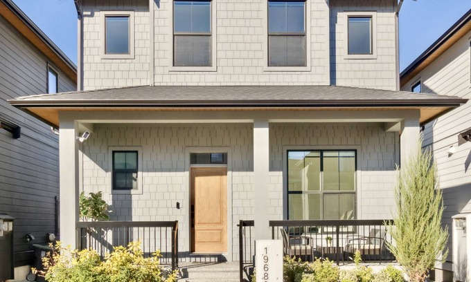 Willoughby House | Glamorous, Luxurious & Brand New 4 Bedroom House, Near Vancouver, Pet Friendly