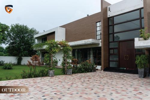Model Town House | Glanz Homz Opulent 3BR on 1st floor