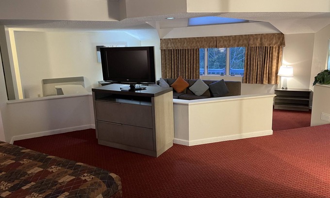 Conning Towers Nautilus Park Hotel | Gold Star Inn & Suites