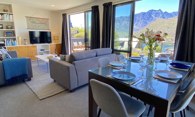 Queenstown House | Goldfields Gem - Stunning 3-bedroom house with panoramic lake and mountain views