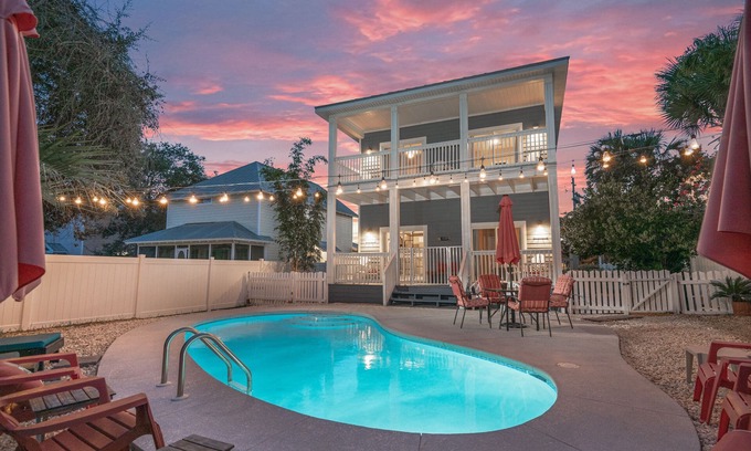 Crystal Beach House | GOLF CART, PRIVATE POOL, PET FRIENDLY, VERY CLEAN, CLOSE TO BEACH