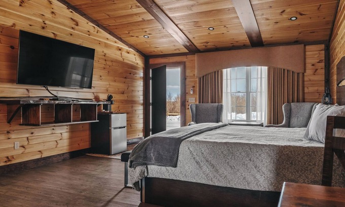 Tully Cabin | Golf, Outdoor Bar, Restaurant - The Forest Haven