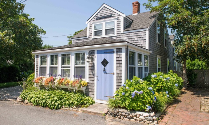 Nantucket Town House | Gorgeous 10 min. walk to Downtown. Perfect for families. Large backyard.
