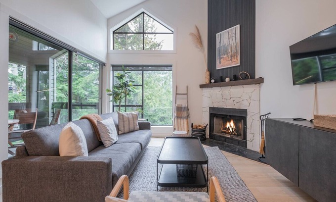 Whistler Creekside Condo | Gorgeous 2+Loft | Creekside | Free Parking