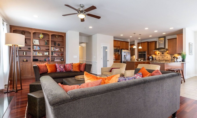 Virginia Square House | Gorgeous 3000+ SF, 5BR, 5BA -10 min to DC - Families, Arlington Cemetery