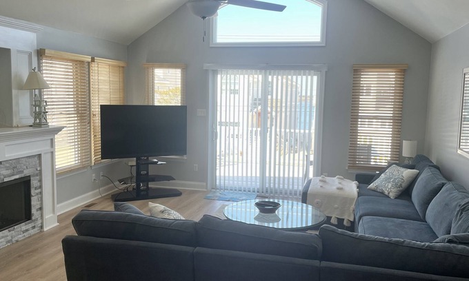 Avalon House | Gorgeous and Spacious Four Bedroom Townhouse. Great Location!