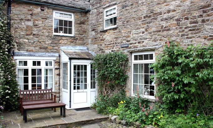 Reeth House | Gorgeous Cottage w/Central Heating, Free WiFi & a stones throw to the Village Green & Pubs
