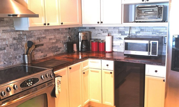 Puslinch House | Gorgeous lakefront getaway mere minutes from city amenities- with hot tub!