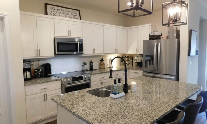 Manor House | Gorgeous Newer Home Tesla Close 6 Beds Crew Welcome